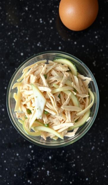  салат с курицей и овощами