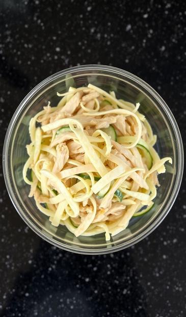  салат с курицей и овощами