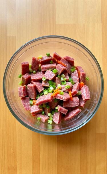  салат с колбасой и корейской морковью